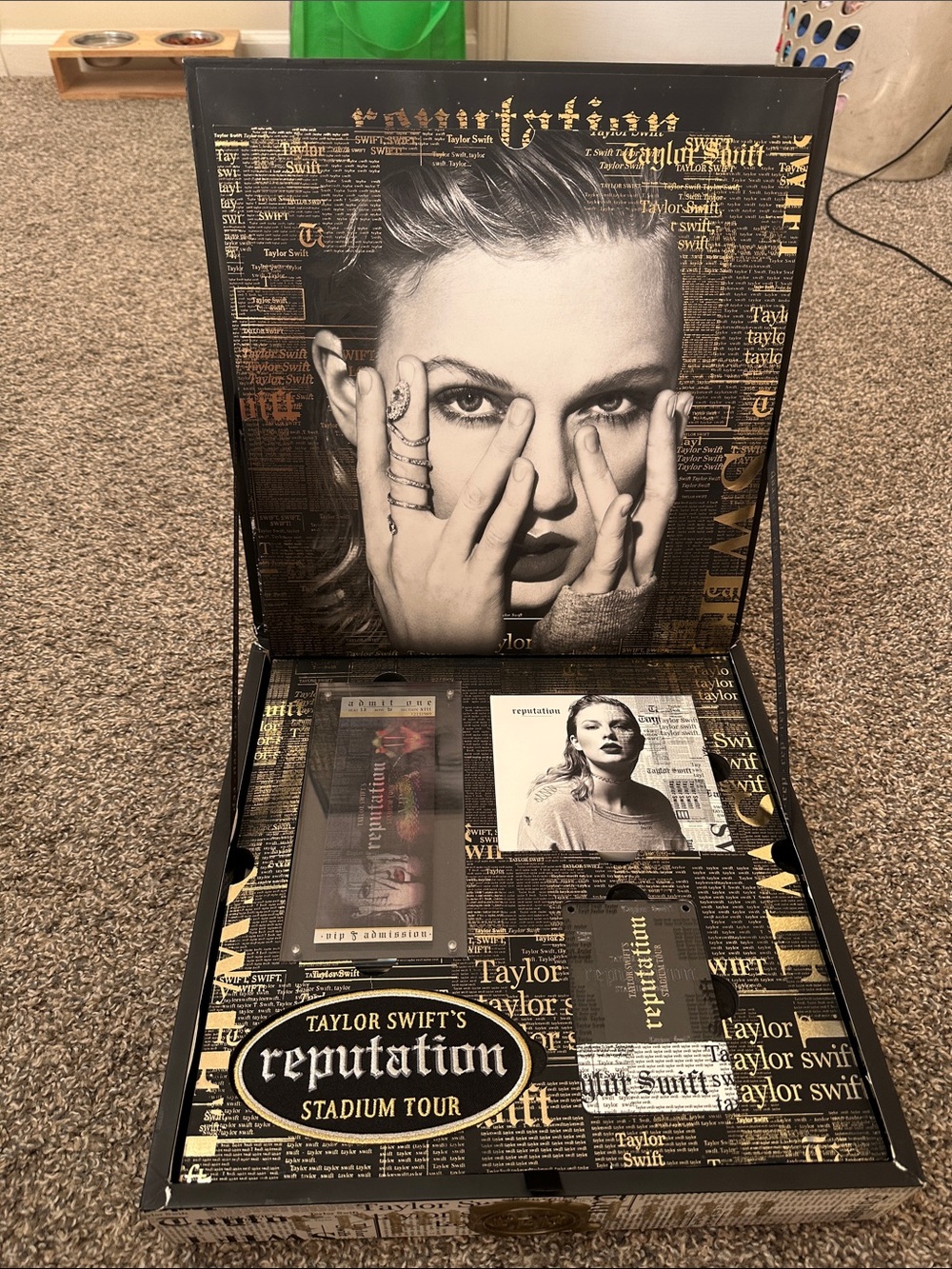 Taylor Swift Reputation VIP Stadium Tour Box - Picture 5 of 17